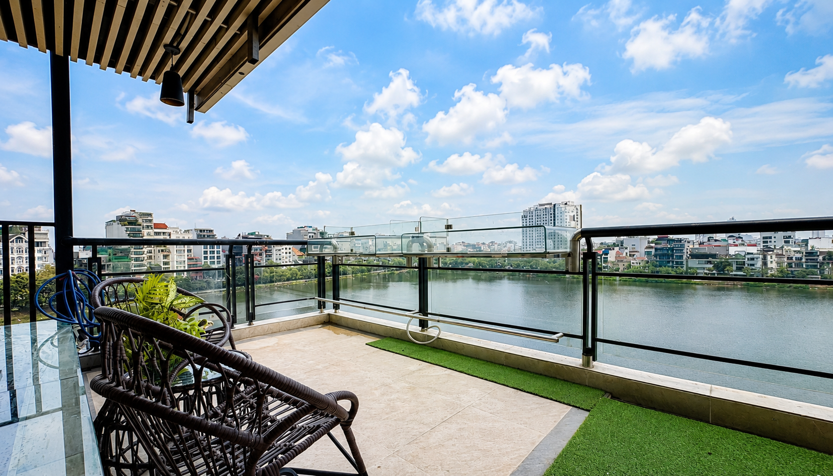 BEAUTIFUL Lake View Apartment in XUAN DIEU AREA, Tay Ho, HUGE BALCONY