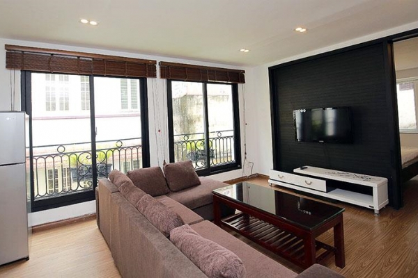 *Central & Bright Two Bedroom Apartment Rental in Xuan Dieu street, Tay Ho*