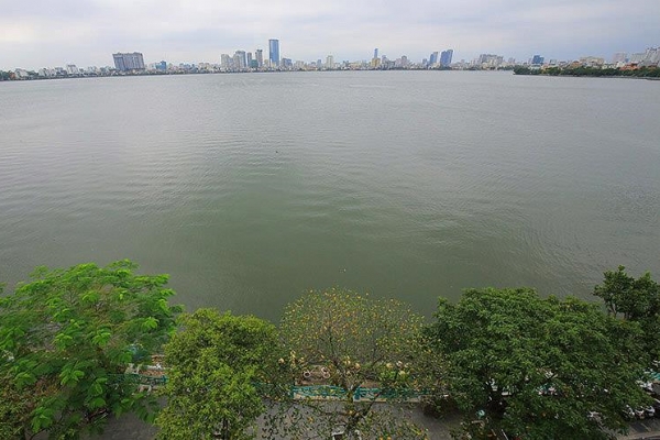 *Direct Lake Front Three Bedroom Apartment for rent in Tu Hoa street, Tay Ho*