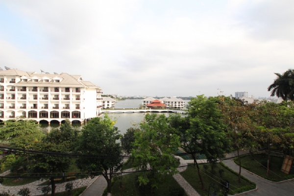 *Lake view & Green View  Apartment for rent in Tu Hoa street, Tay Ho*