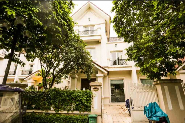 Large garden villa to rent in Hoa Sua in Vinhomes Riverside