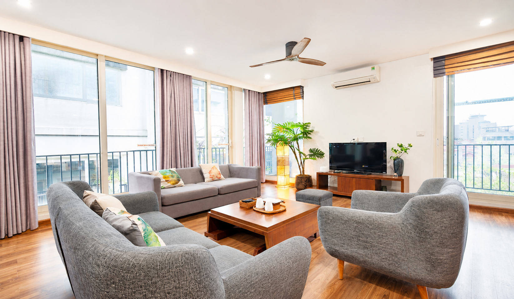*Elegant & Bright Three Bedroom Apartment Rental in Hong Kong Tower, Modern Amenities*