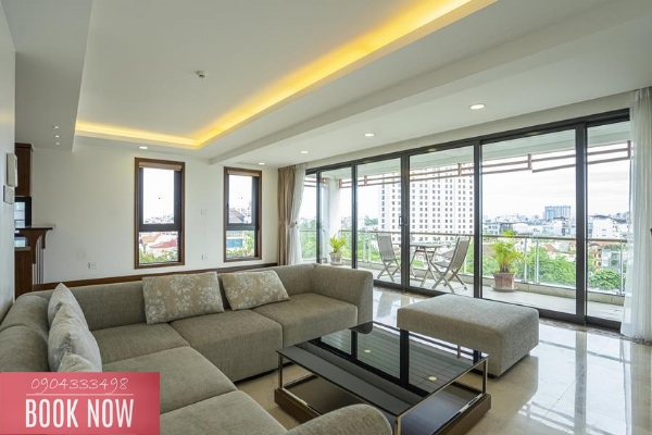 Spacious lake view 3 bedroom apartment for rent on Xuan Dieu street, Tay Ho